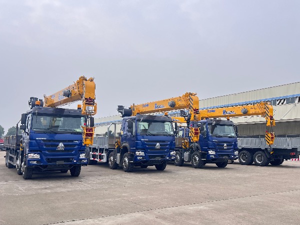 中國重汽豪沃TX系列8X4隨車起重運輸車|配徐工20噸G型SQS500-5隨車吊批量出口海外市場|華威馳樂牌SGZ5310JSQZZ6T5隨車起重運輸車